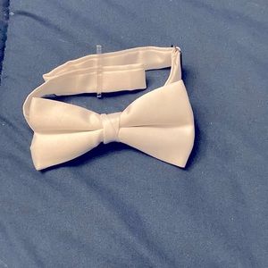 White bowtie NWOT